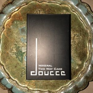 Doucce two way cake face powder with refill